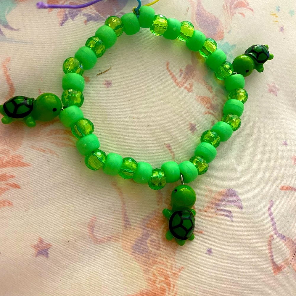 Im selling bracelets and keychain